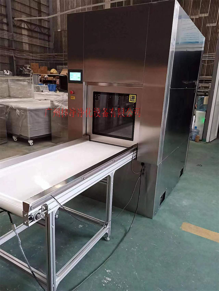 輸送帶傳遞窗還可吹淋被傳遞物品的表面，防止物品可能攜帶塵埃進入潔凈室。