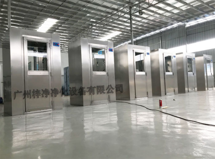 全不銹風淋室采用全不銹鋼材質制造，具有良好的耐腐蝕性、耐高溫性和耐磨損性。