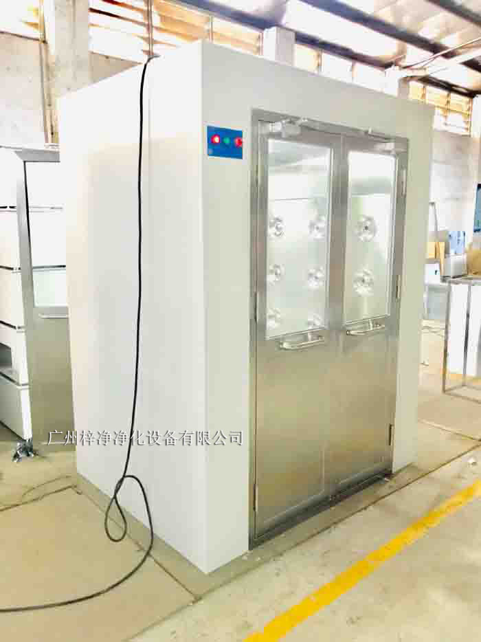 烤漆風淋室采用冷軋鋼板作為基材，表面經過烤漆處理。