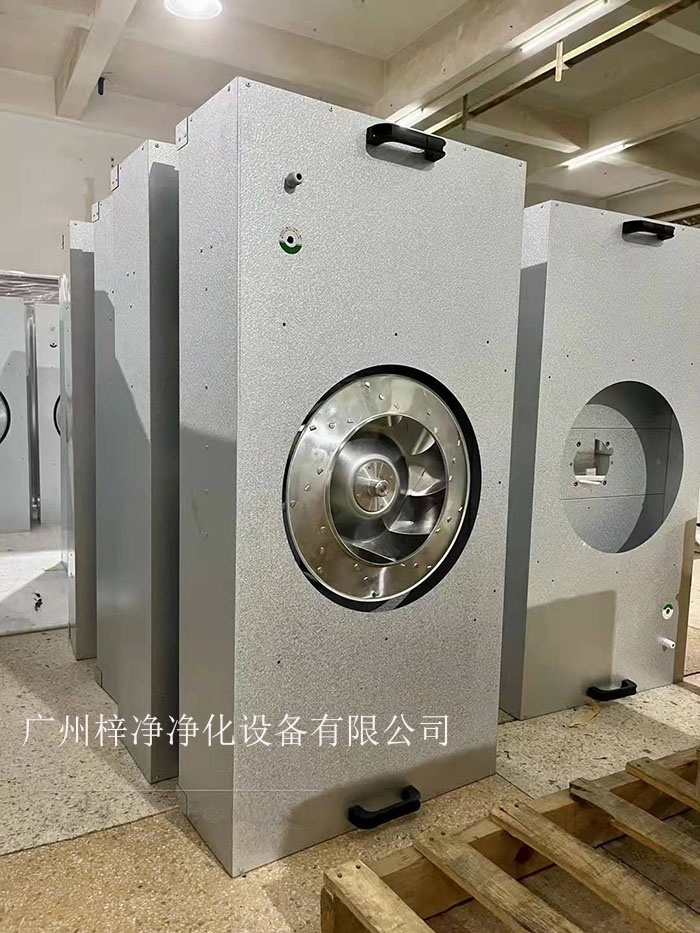 直流FFU適用于半導(dǎo)體、電子、平板顯示器和磁盤驅(qū)動(dòng)器的廠家及光學(xué)、生物工業(yè)及其它對空氣中污染有嚴(yán)格控制要求的地方。