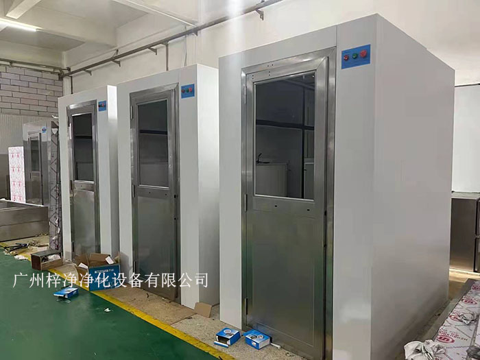 風(fēng)淋室是一種用于去除或減少人員進入潔凈區(qū)前身上的塵埃和微粒的設(shè)備。 風(fēng)淋室是一種用于去除或減少人員進入潔凈區(qū)前身上的塵埃和微粒的設(shè)備。
