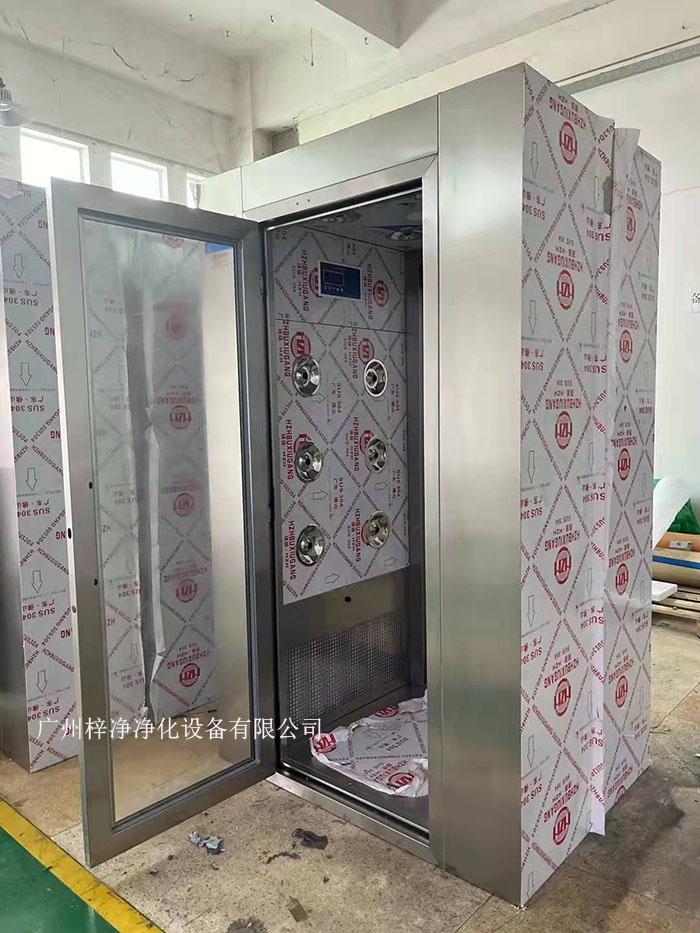 風(fēng)淋室的主要功能是通過(guò)高速氣流將塵埃和污物吹離工作人員的衣物和身體，從而確保進(jìn)入潔凈室的環(huán)境符合規(guī)定的潔凈度標(biāo)準(zhǔn)。