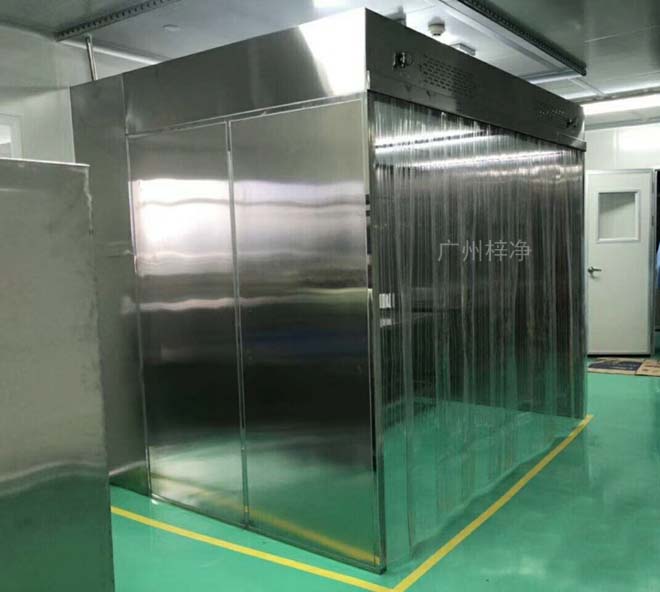 負壓稱量罩內空氣經初效過濾器、由離心風機壓入靜壓箱，在經高效過濾器后從氣流擴散送風單元出風面吹出，潔凈空氣以均勻的斷面風速流經工作區，從而形成高潔凈的工作環境。