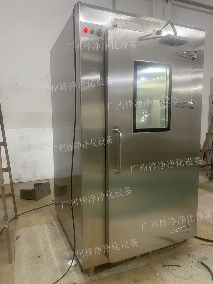 高端滿焊風(fēng)淋室采用滿焊接工藝，無縫連接，防止塵埃進(jìn)入，確保潔凈室的空氣質(zhì)量。