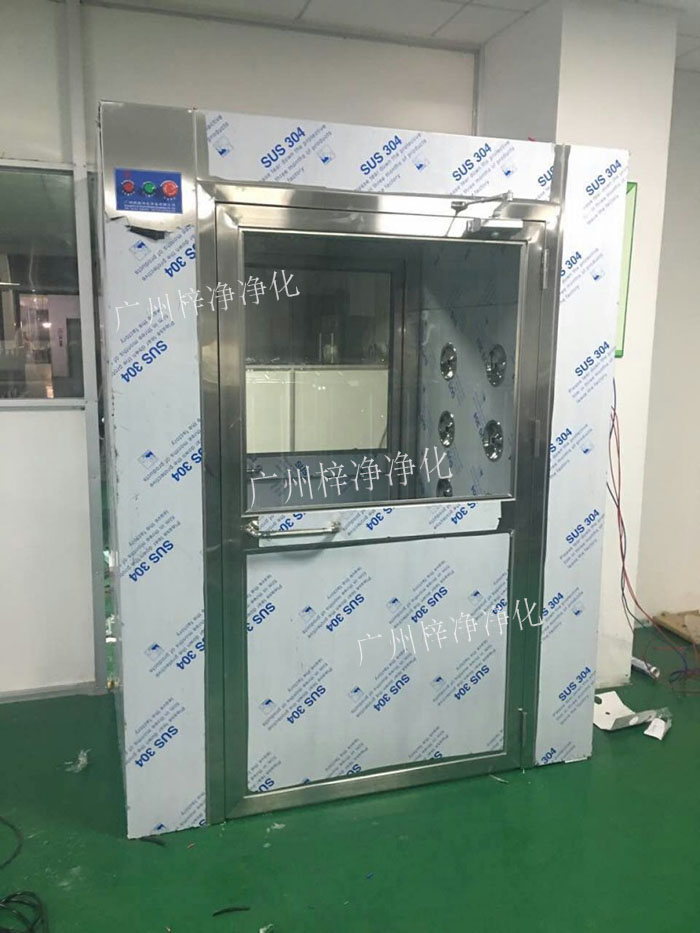 防爆風(fēng)淋室是指風(fēng)淋室的電機(jī)、指示燈、照明燈、接線管必須嚴(yán)格按照防爆標(biāo)準(zhǔn)