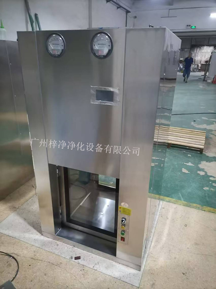 傳遞窗是一種用于潔凈室內(nèi)部或潔凈室與外界之間傳遞物品的設(shè)備，可以防止外部污染進(jìn)入潔凈室。