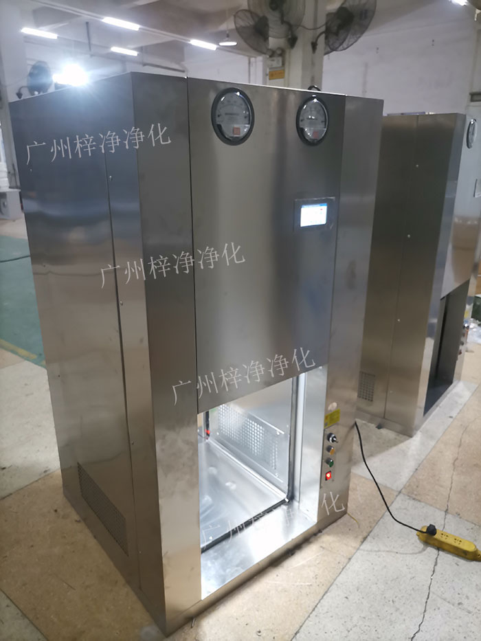 機(jī)器人機(jī)械臂傳遞窗是通過高精度的傳感器，實(shí)現(xiàn)機(jī)器人與傳遞窗的精準(zhǔn)對(duì)接。