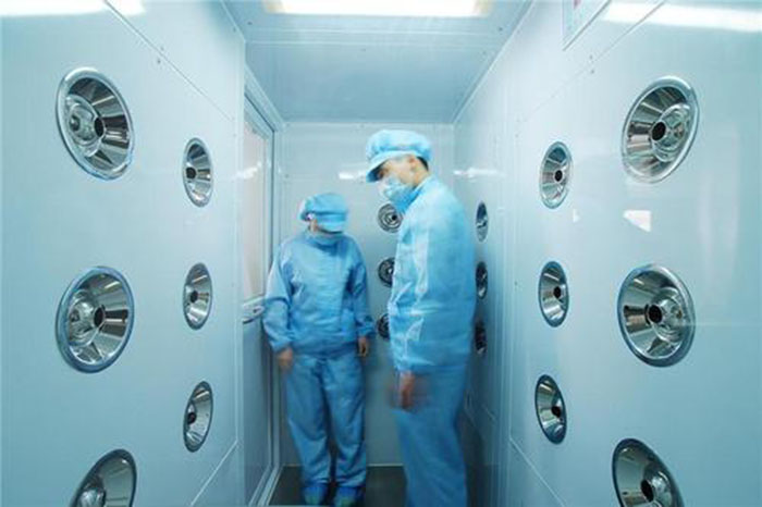 啟動(dòng)風(fēng)淋室按下啟動(dòng)按鈕，風(fēng)淋室開(kāi)始工作，風(fēng)機(jī)啟動(dòng)，過(guò)濾器開(kāi)始過(guò)濾空氣。