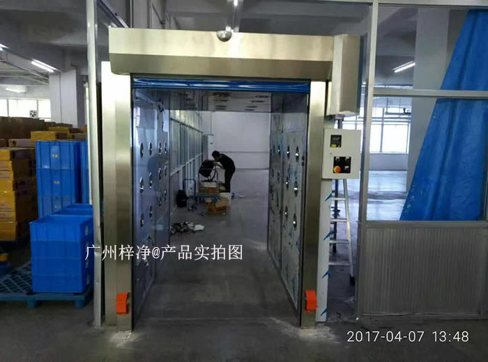 快速卷簾門風(fēng)淋室和快速卷簾門貨淋室的工作原理主要基于高效過濾器和快速氣流交換。